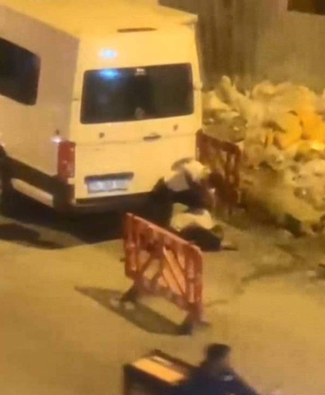 Kaza yapan gençlerin yanına gidince felaketi yaşadı! Şoke eden anlar anbean kaydedildi 1